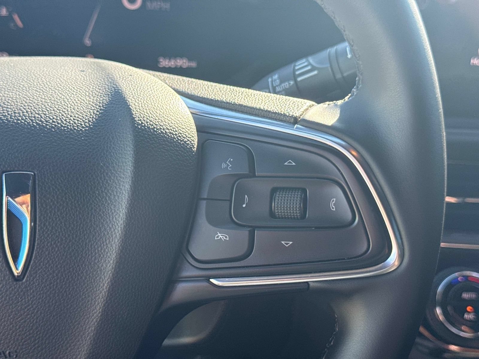 Used 2025 Buick Envista Sport Touring w/ Convenience II Package FWD image 19