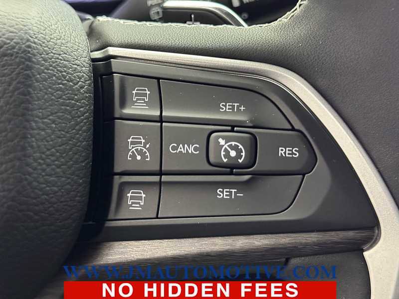 Used 2023 Jeep Grand Cherokee Limited w/ Black Appearance Package AWD/4WD image 37