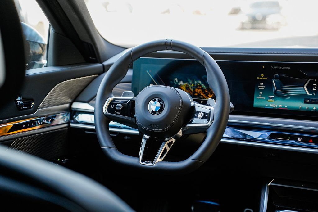 Used 2025 BMW 760i xDrive w/ Executive Package AWD/4WD image 13