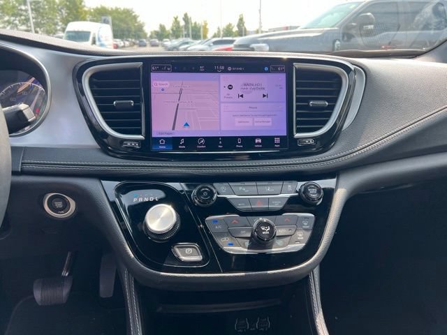 Used 2025 Chrysler Pacifica Limited FWD image 16