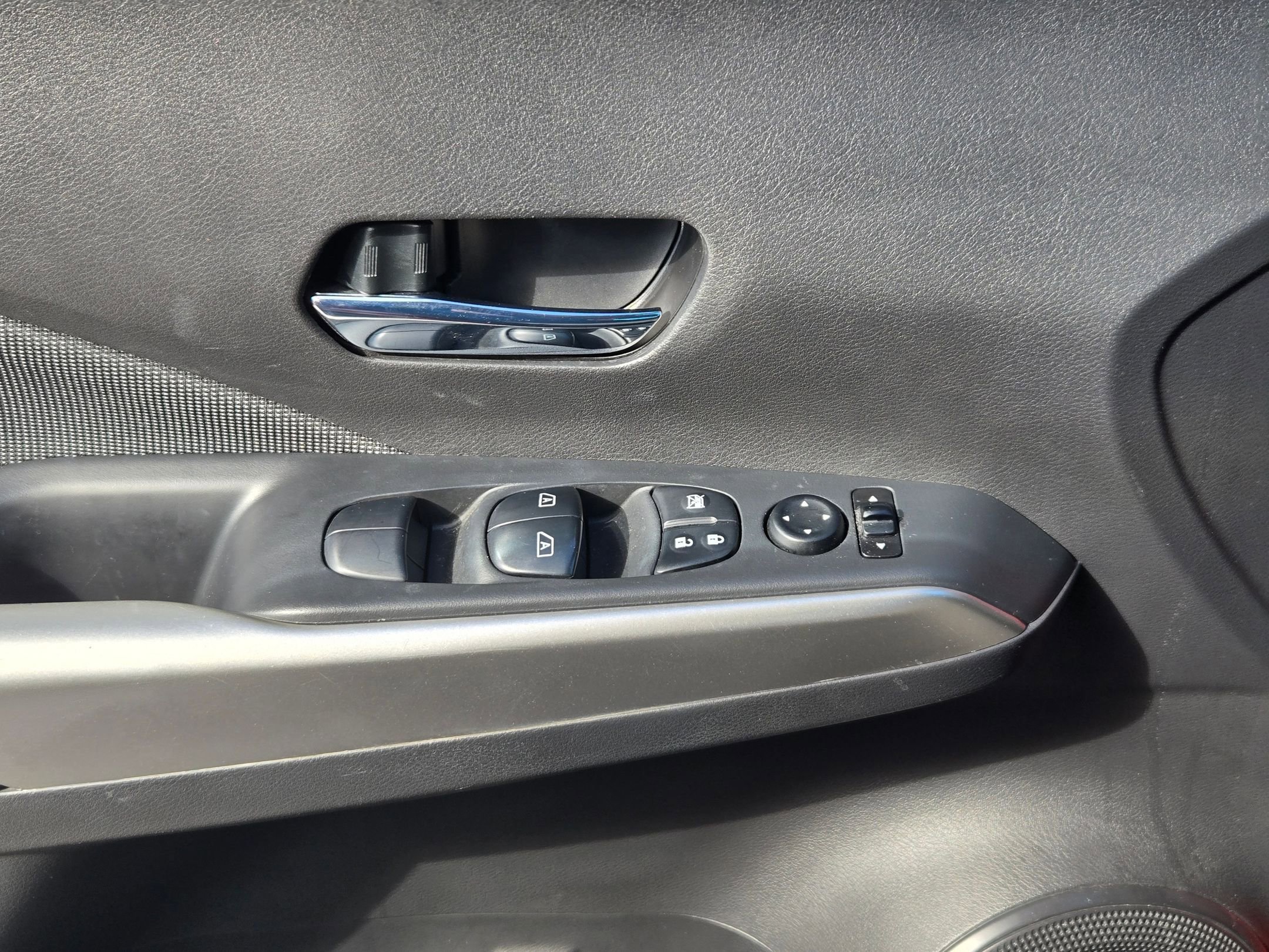 Used 2019 Nissan Kicks SV image 12