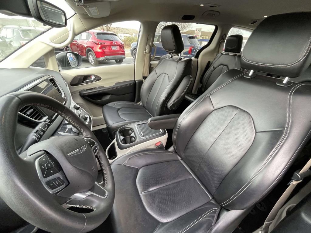 Used 2023 Chrysler Pacifica Touring-L image 28