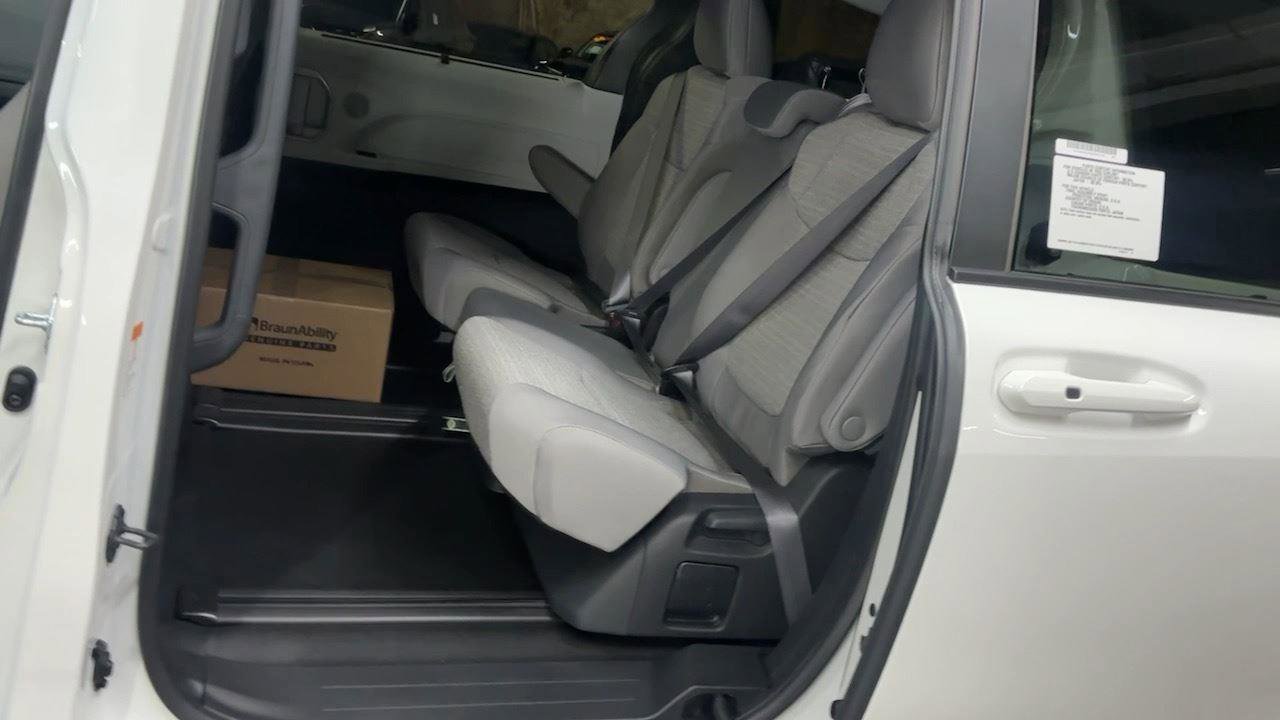 Used 2025 Toyota Sienna LE image 22