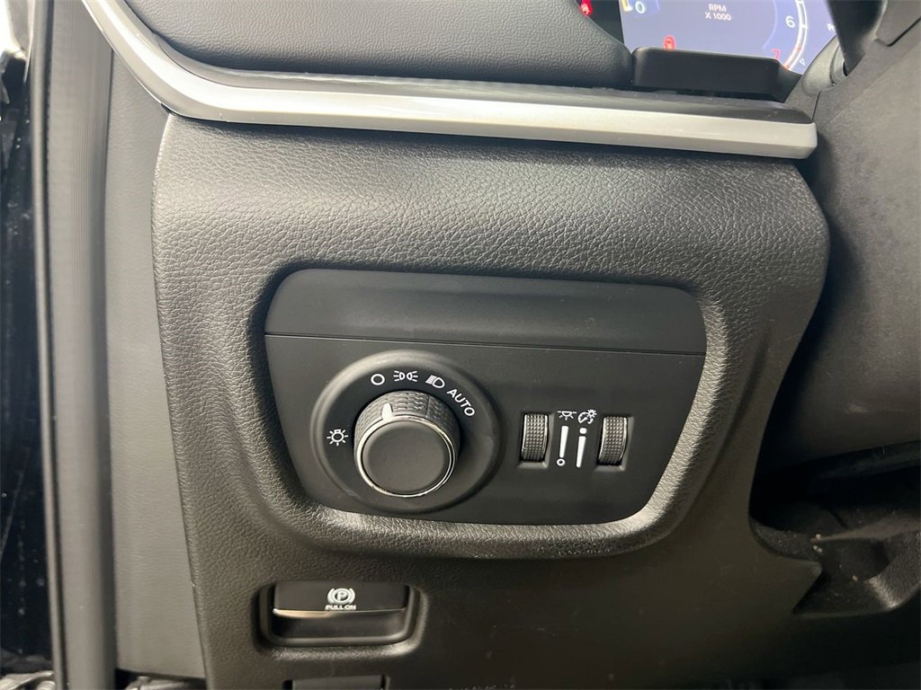 Used 2023 Jeep Grand Cherokee Laredo image 17