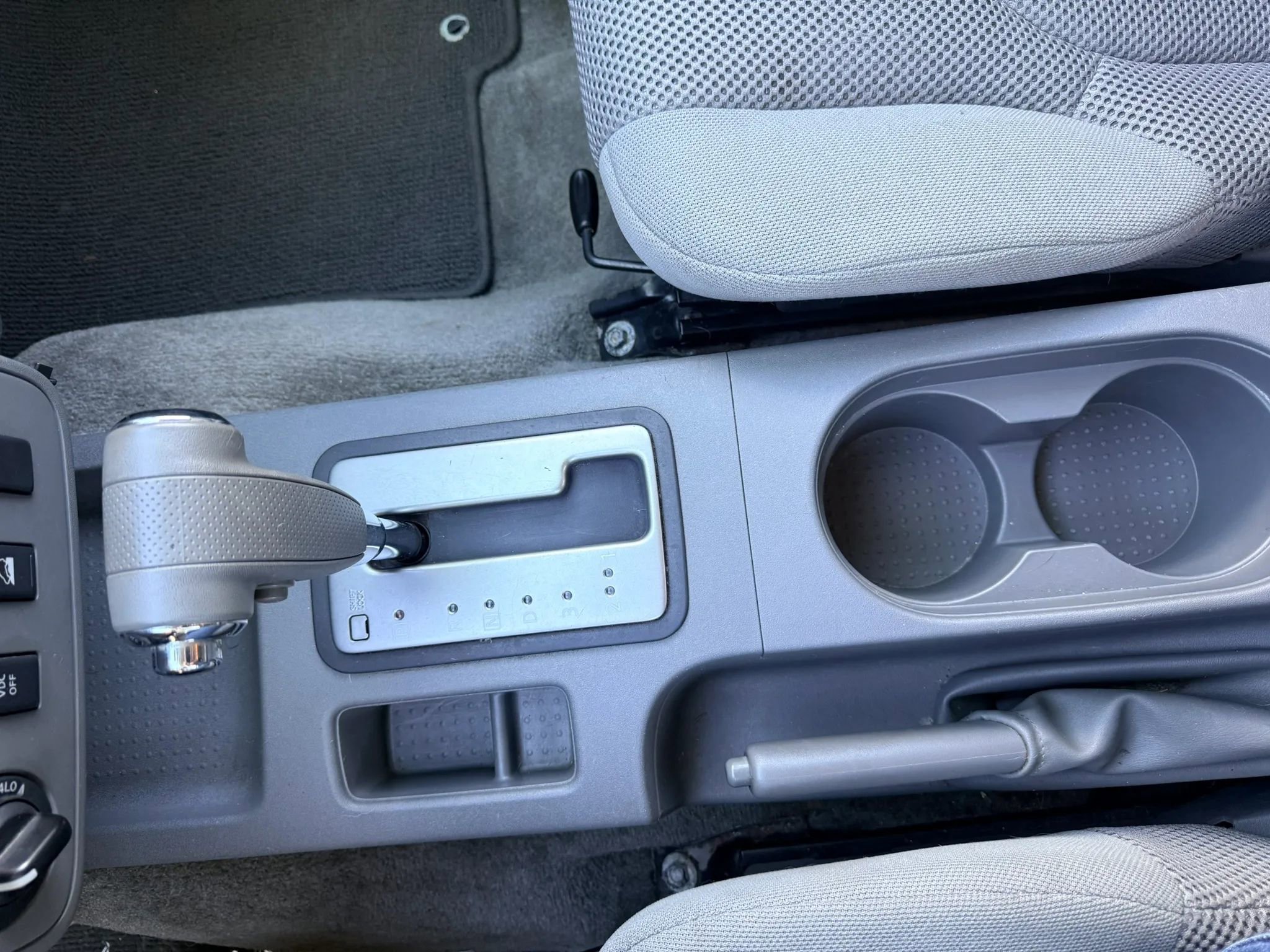 Used 2010 Nissan Frontier SE image 13