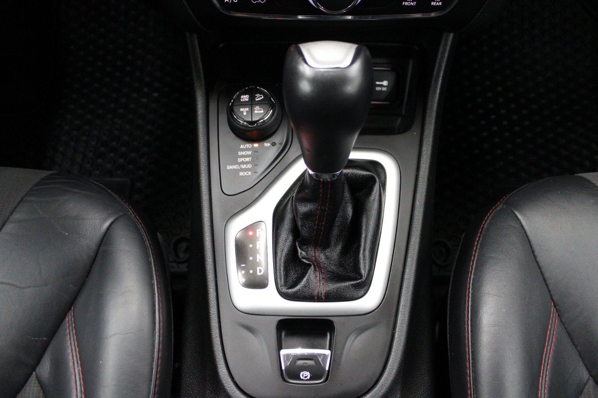 Used 2015 Jeep Cherokee Trailhawk AWD/4WD image 27