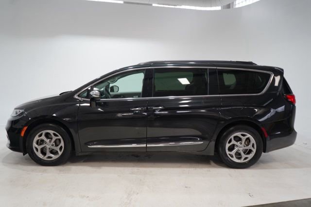 Used 2023 Chrysler Pacifica Limited image 4