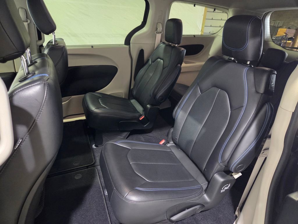 Used 2021 Chrysler Pacifica Touring-L FWD image 15