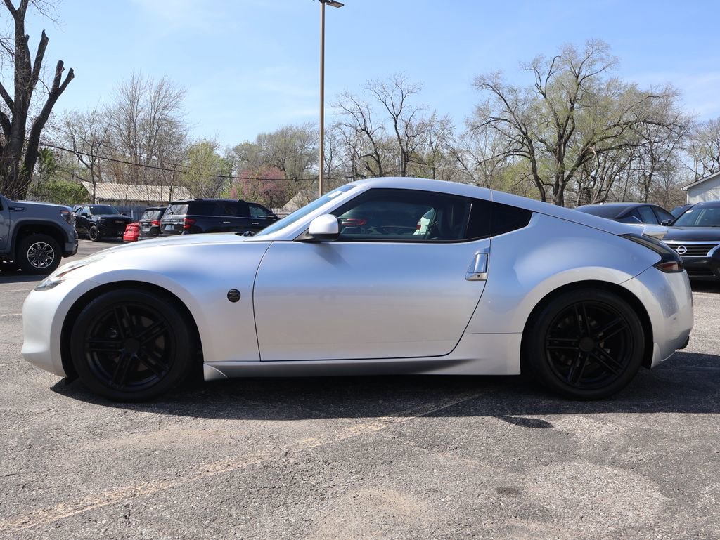 Used 2010 Nissan 370Z Touring image 4