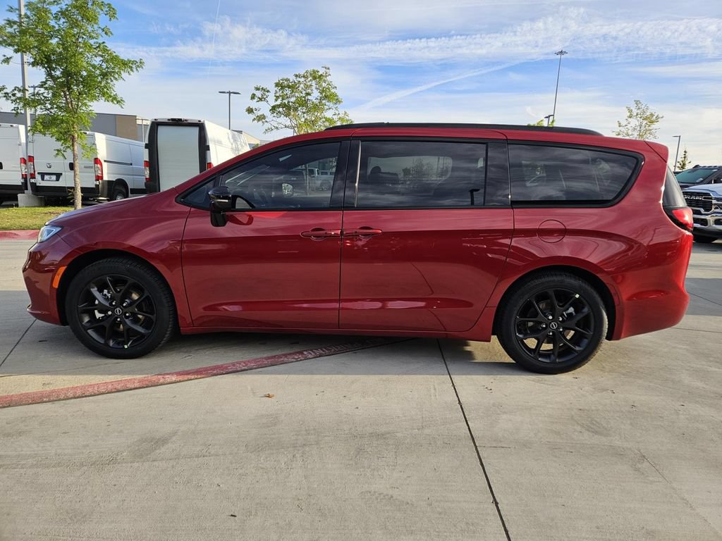 New 2026 Chrysler Pacifica Select w/ S Appearance Package FWD image 2
