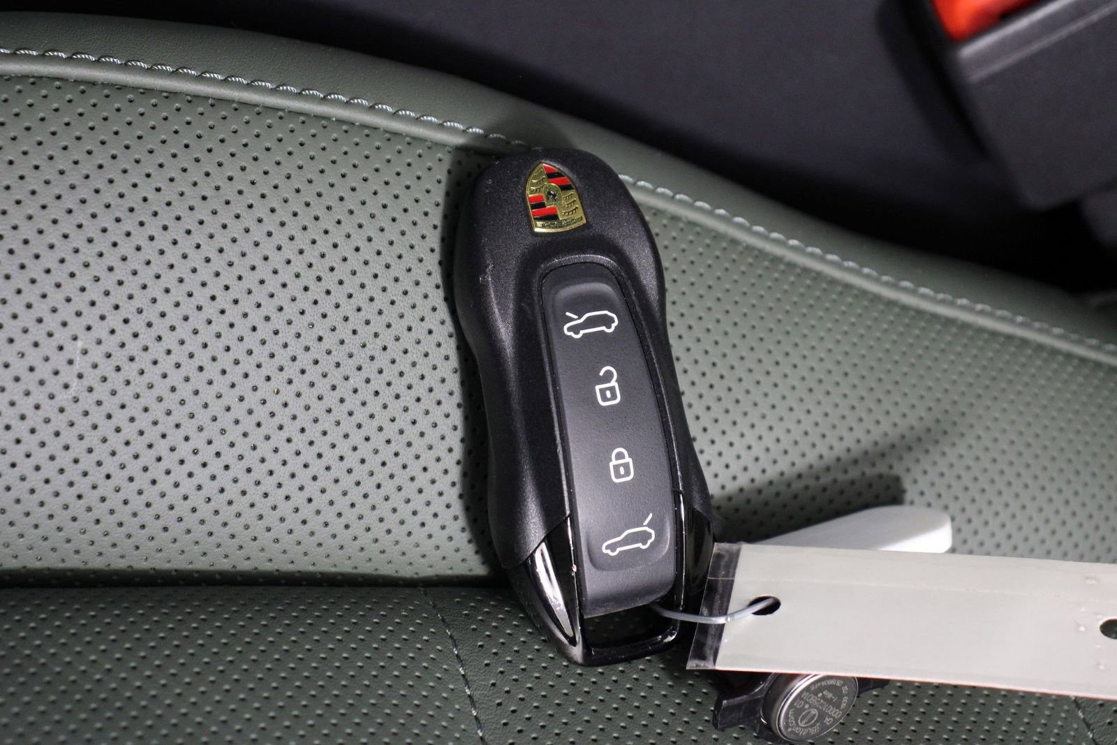Certified 2025 Porsche Macan 4 Electric AWD/4WD image 32