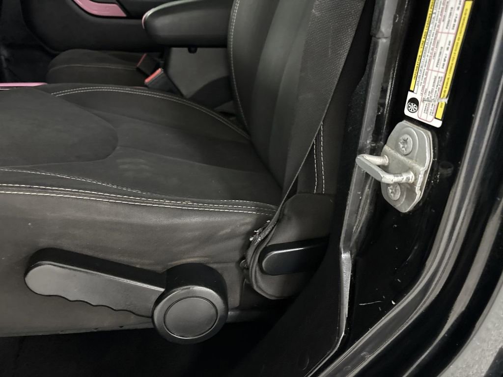 Used 2015 Jeep Wrangler Unlimited Sahara w/ Dual Top Group AWD/4WD image 12