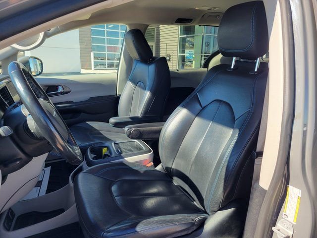 Used 2021 Chrysler Pacifica Touring-L image 14