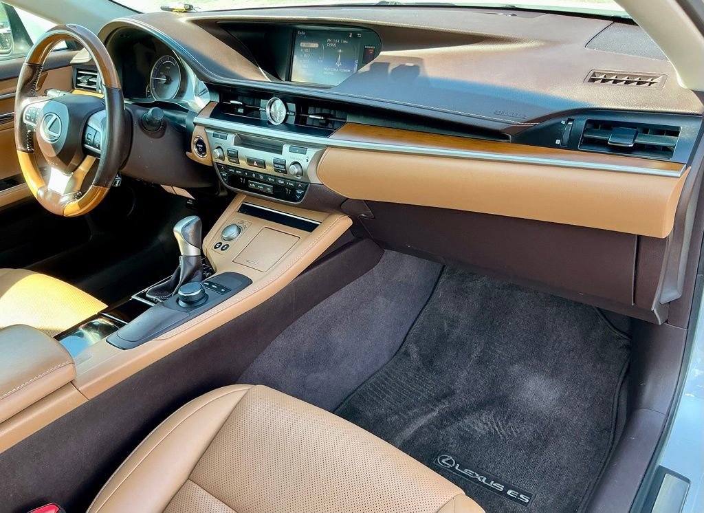 Used 2016 Lexus ES 300h w/ Premium Package w/Wood Trim image 24