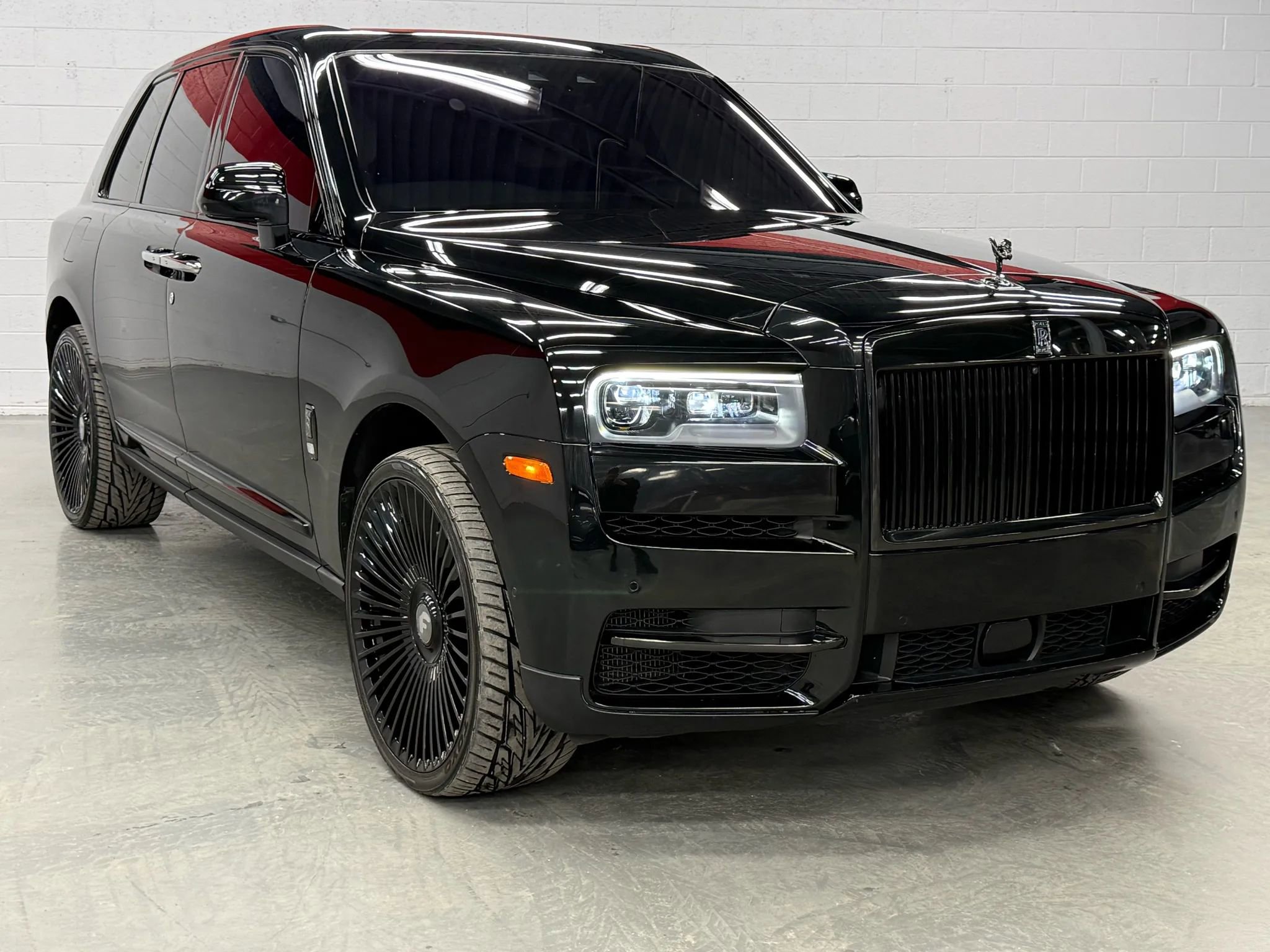 Used 2022 Rolls-Royce Cullinan Black Badge w/ Dark Exterior Package image 21