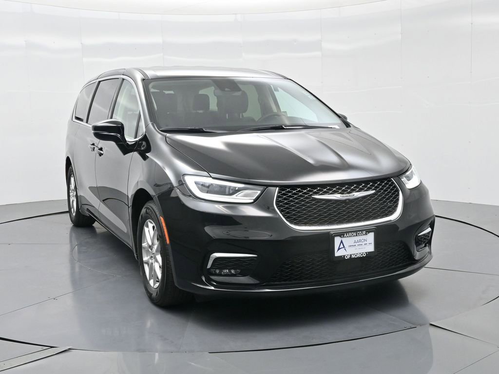 Used 2024 Chrysler Pacifica Touring-L image 4