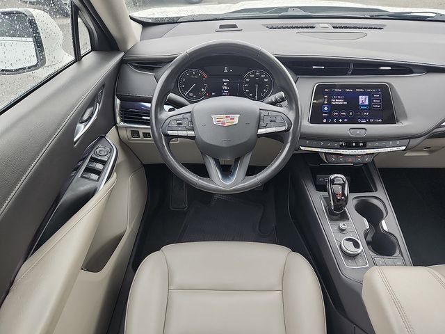Used 2023 Cadillac XT4 Luxury w/ Cold Weather Package FWD image 11
