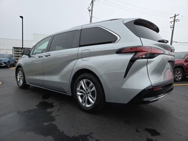Used 2021 Toyota Sienna Limited image 5