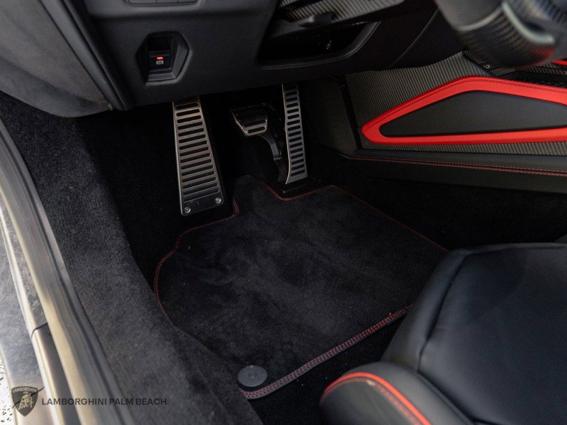 Used 2025 Lamborghini Revuelto image 27
