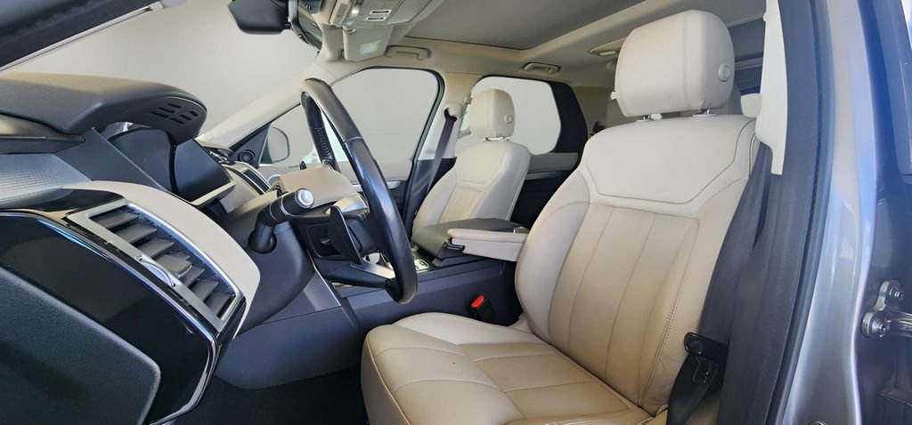 Used 2020 Land Rover Discovery Landmark image 14