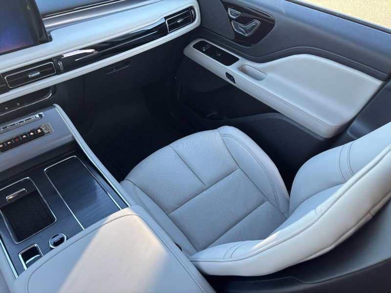 New 2026 Lincoln Aviator AWD w/ Jet Appearance Package image 17