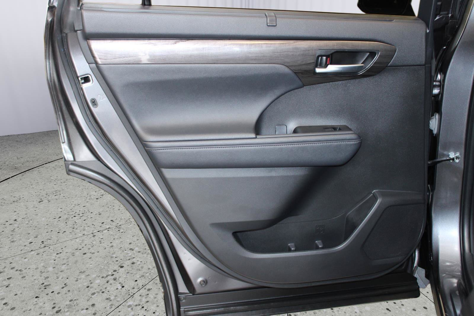 Used 2024 Toyota Highlander Platinum AWD/4WD image 46