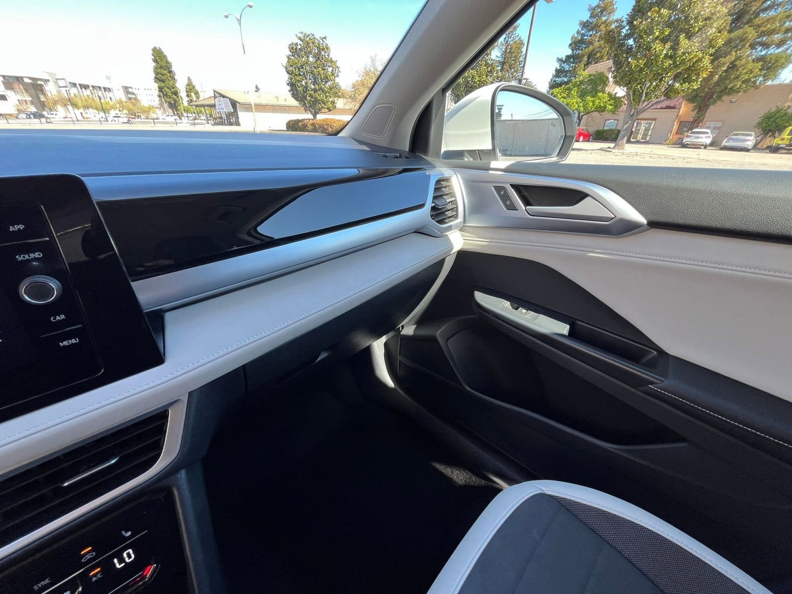 Used 2025 Volkswagen Taos SE FWD image 36