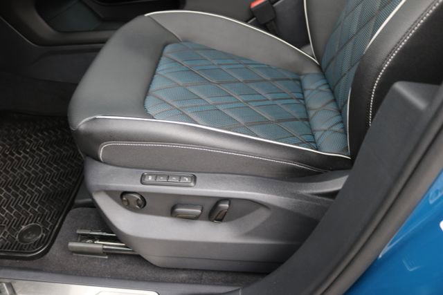 Used 2025 Volkswagen Atlas Cross Sport SEL Premium R-Line image 13