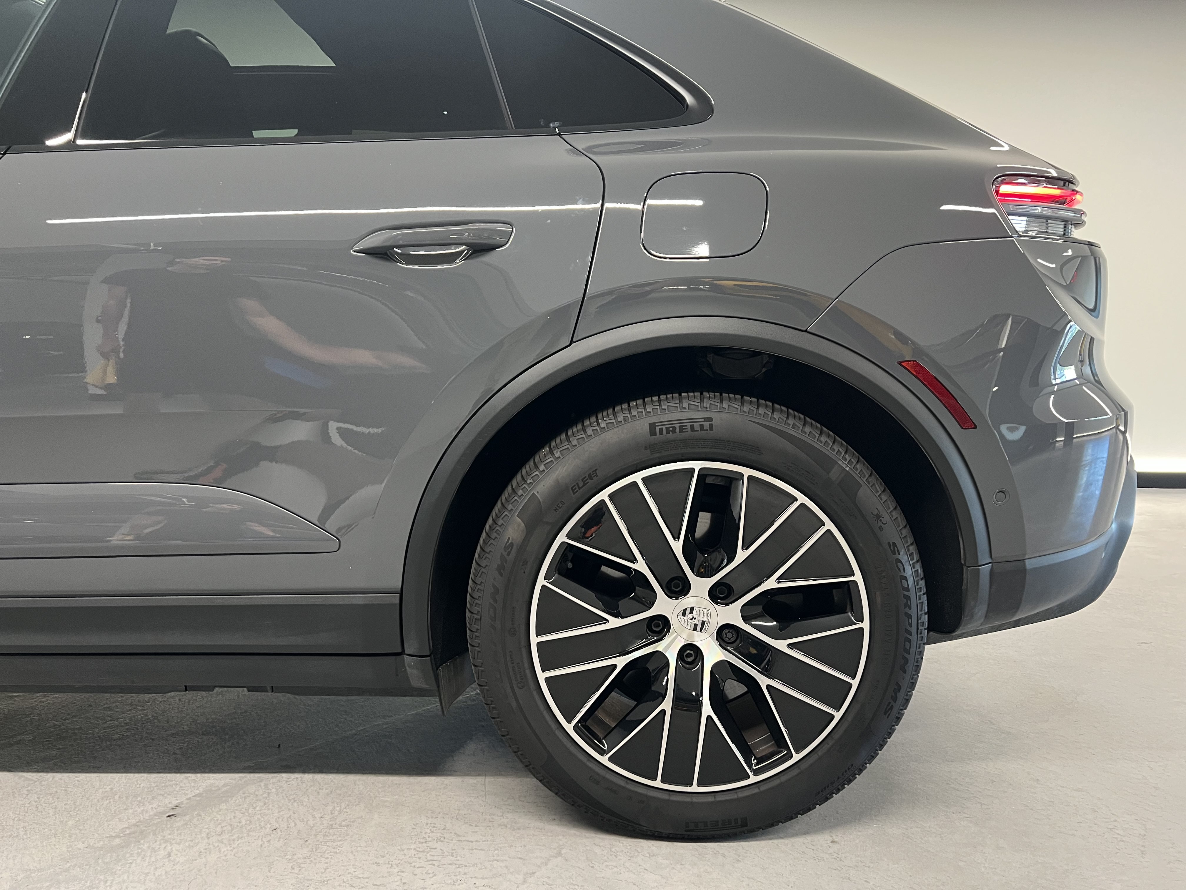 Used 2025 Porsche Macan Electric RWD image 33