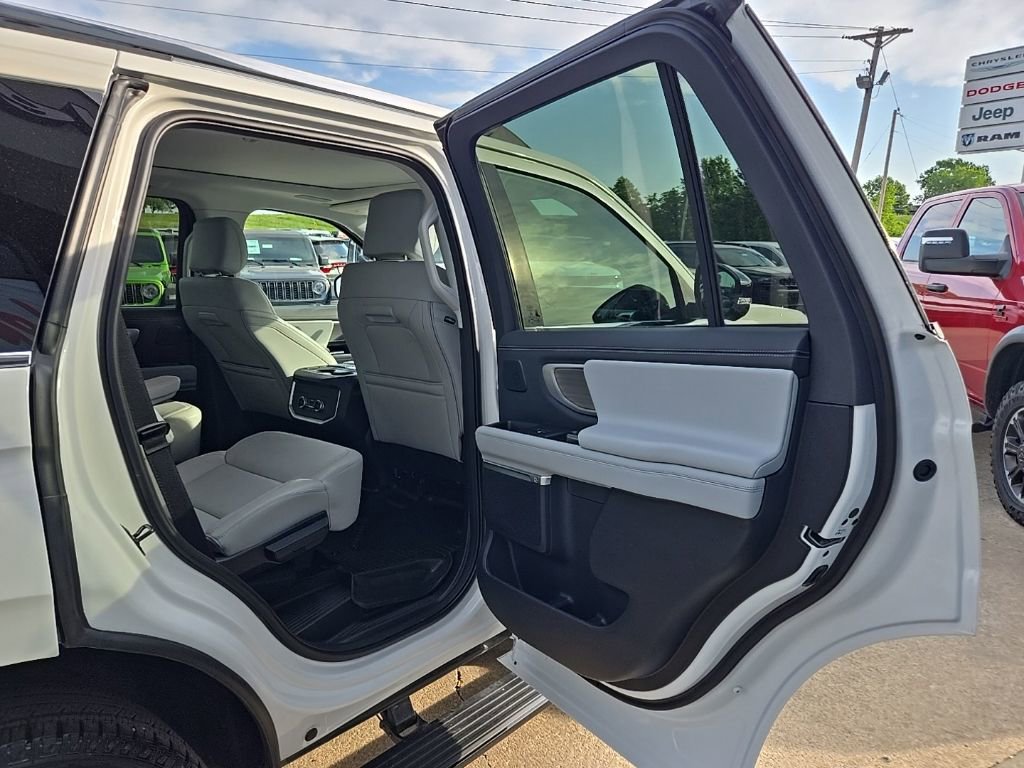 Used 2025 Ford Expedition Platinum w/ Driver's Package AWD/4WD image 82
