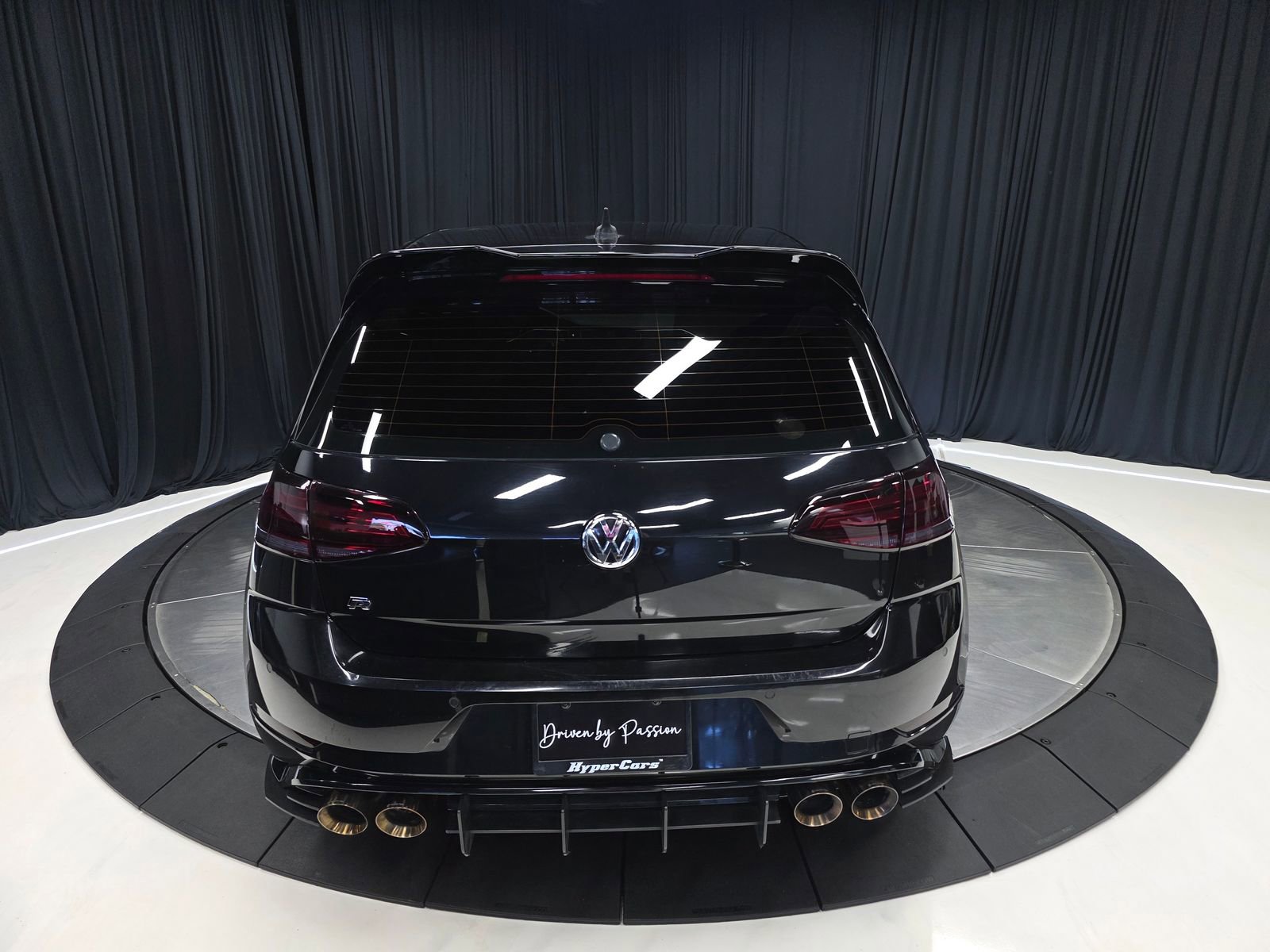 Used 2018 Volkswagen Golf R 4-Door AWD/4WD image 12