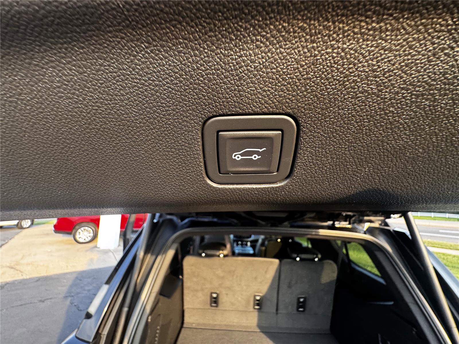 Used 2024 Chevrolet Suburban Z71 w/ Luxury Package AWD/4WD image 10