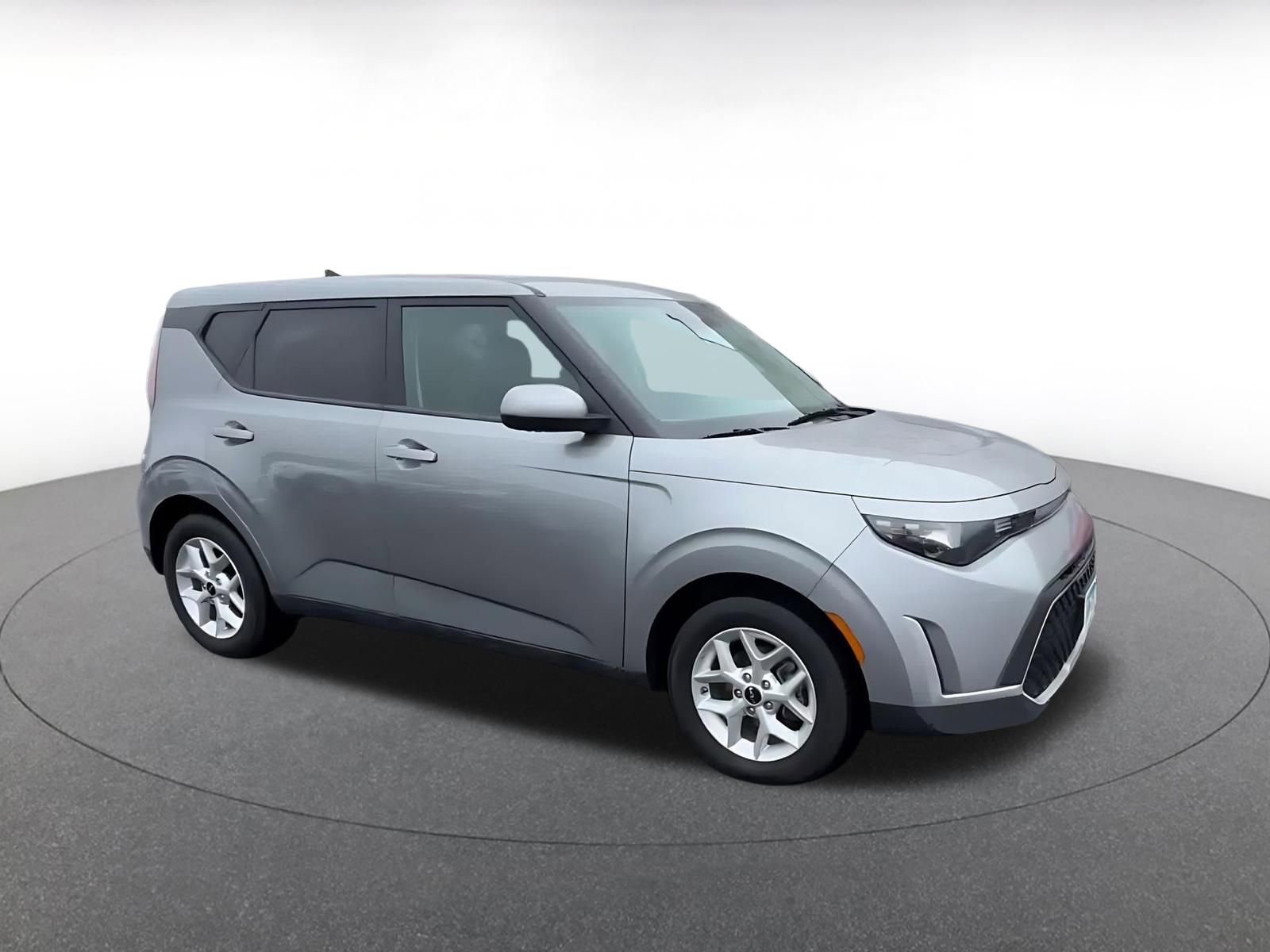 Used 2025 Kia Soul LX w/ LX Technology Package FWD image 2