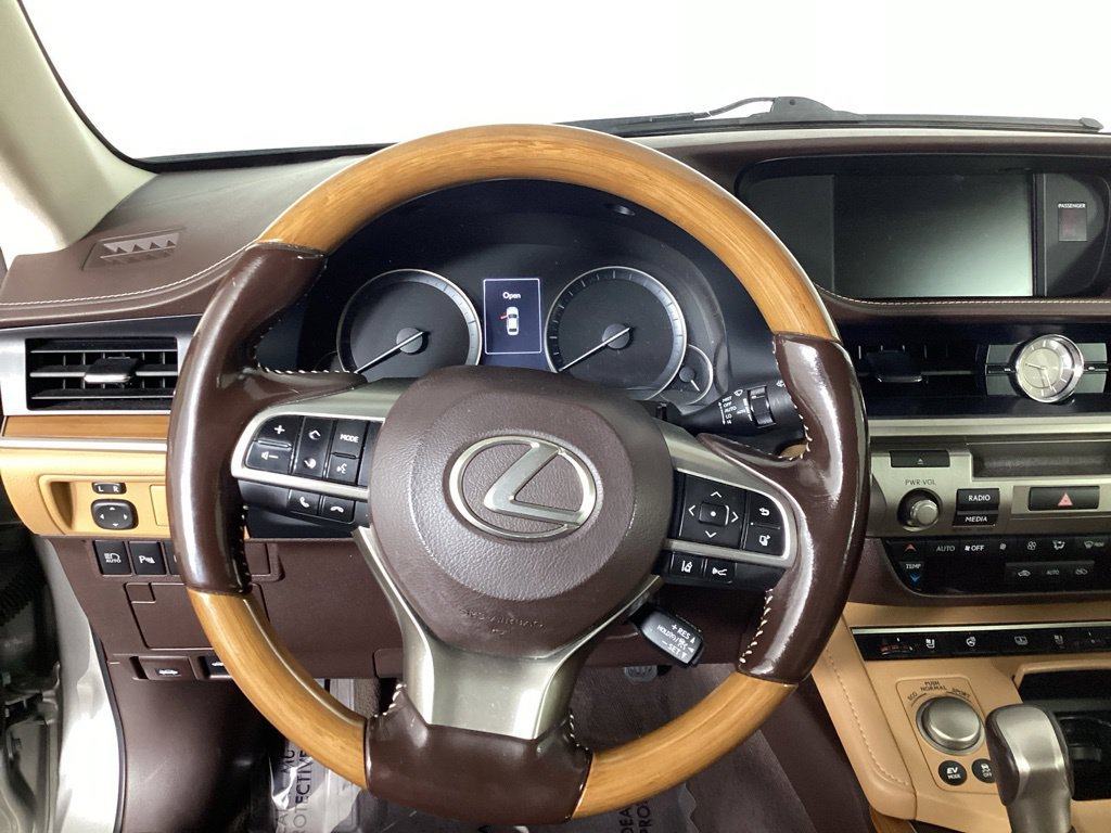 Used 2017 Lexus ES 300h w/ Luxury Package FWD image 16