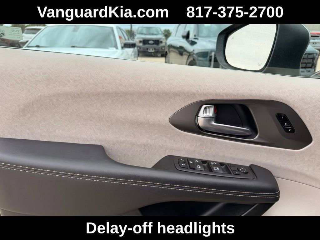 Used 2023 Chrysler Pacifica Touring-L FWD image 17