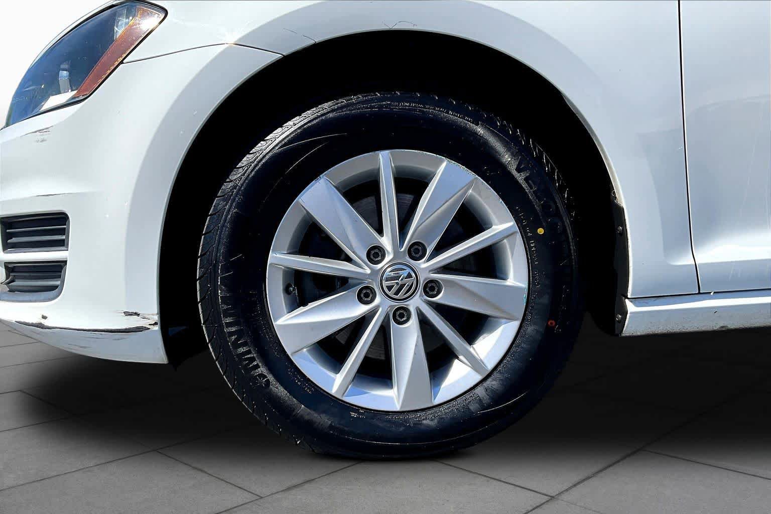Used 2015 Volkswagen Golf S FWD image 10