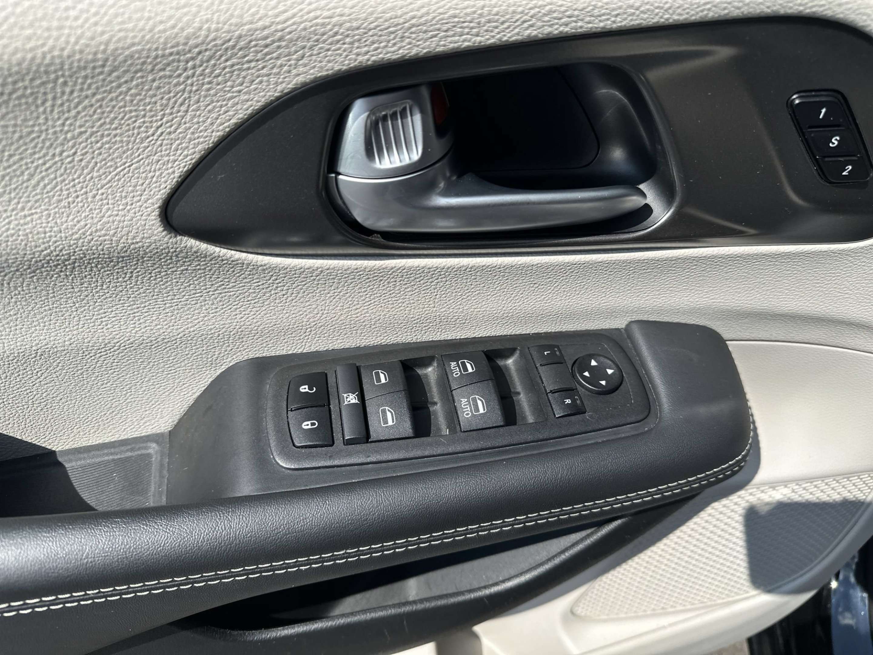 Used 2024 Chrysler Pacifica Touring-L FWD image 15