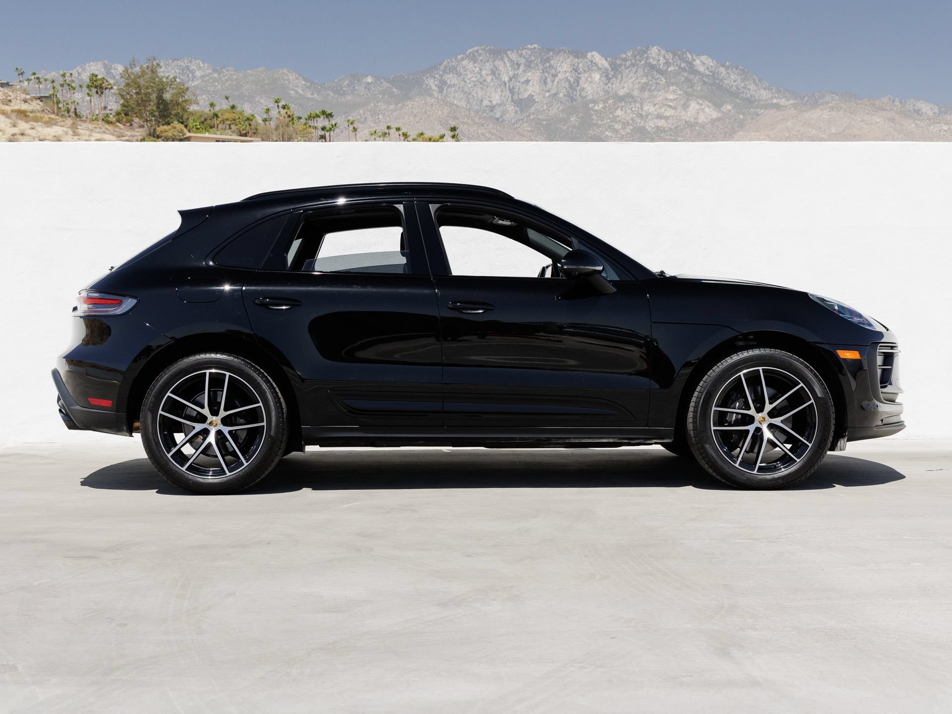 Certified 2025 Porsche Macan AWD/4WD image 8
