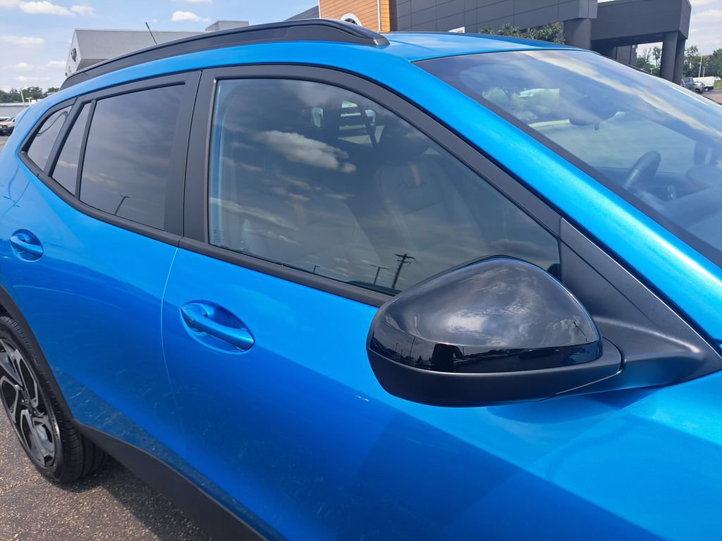 Used 2025 Chevrolet Trax RS w/ Sunroof Package FWD image 34