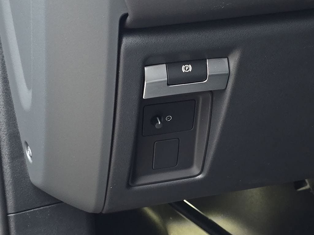 New 2026 Land Rover Defender 130 X-Dynamic SE AWD/4WD image 14