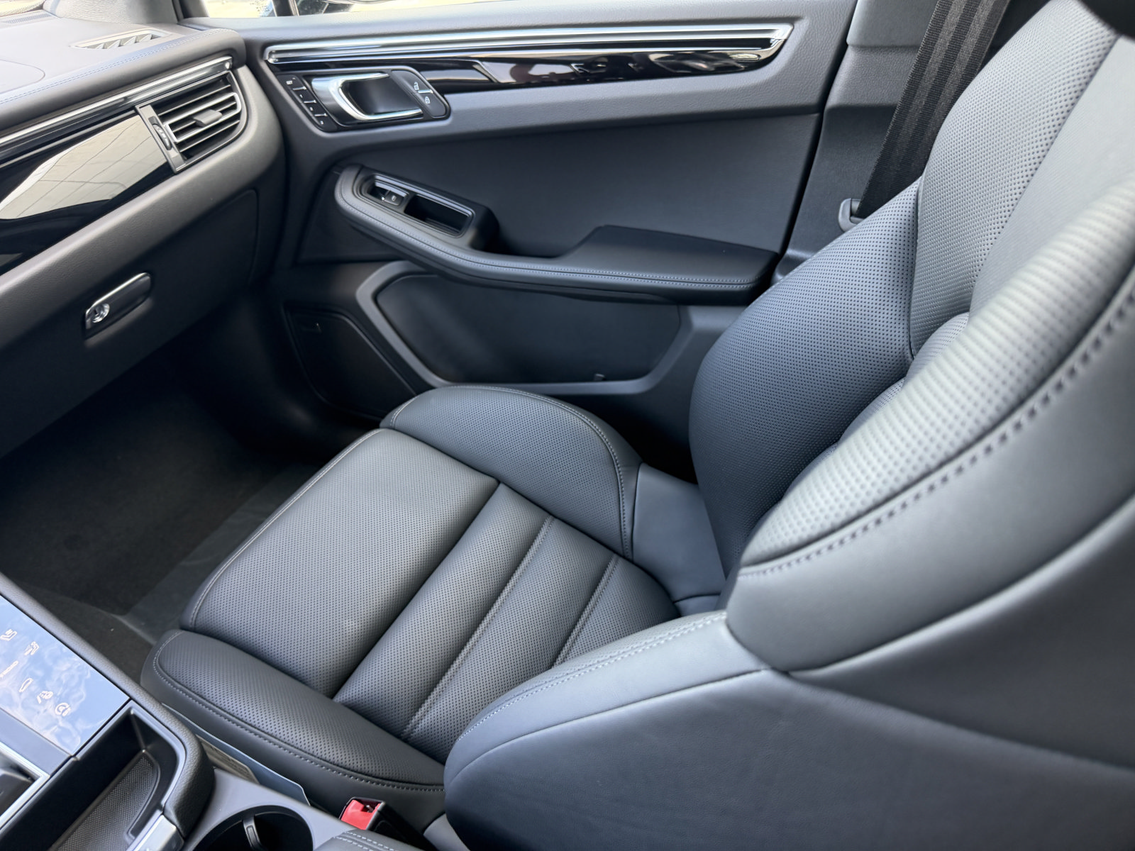 New 2026 Porsche Macan AWD/4WD image 17