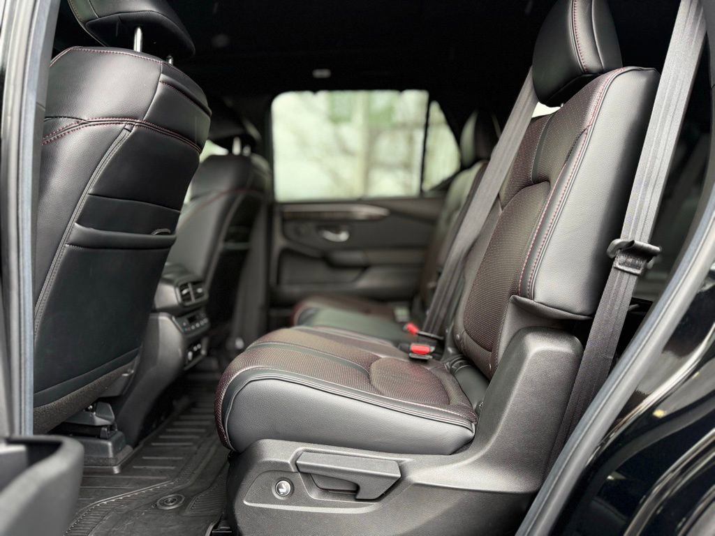 Used 2025 Honda Pilot Black Edition image 16