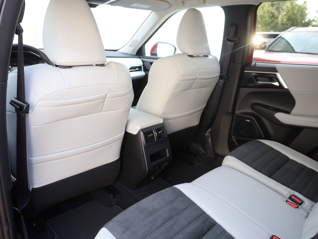 New 2025 Mitsubishi Outlander SE image 31