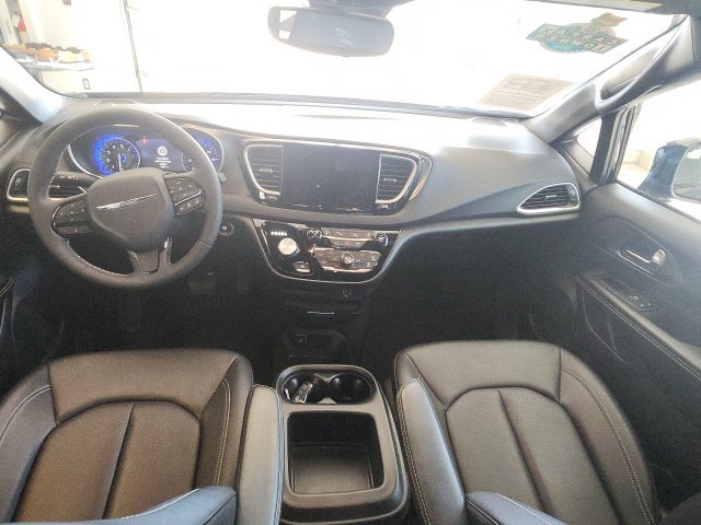 Used 2026 Chrysler Pacifica Select w/ S Appearance Package FWD image 2