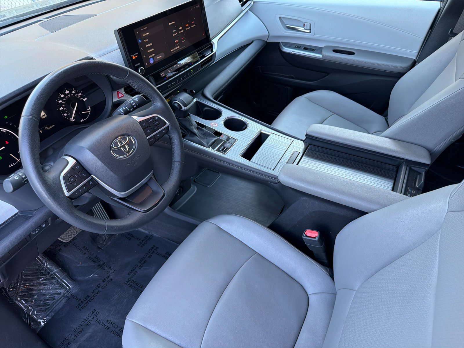 Used 2025 Toyota Sienna XLE FWD image 9