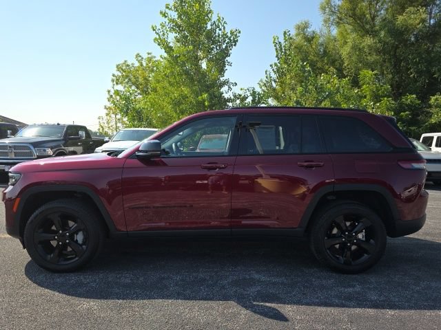 Used 2023 Jeep Grand Cherokee Limited w/ Black Appearance Package AWD/4WD image 2