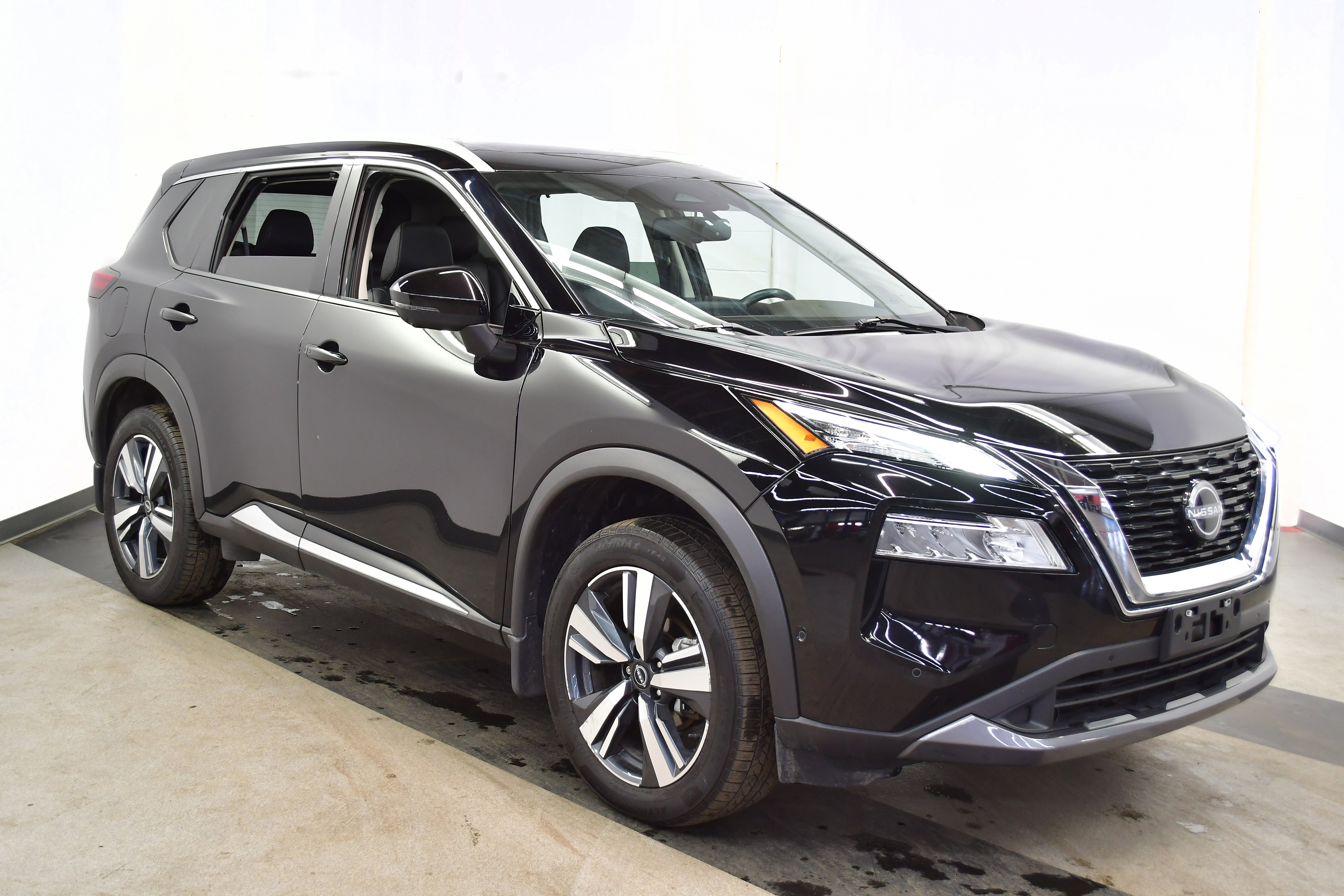 Used 2023 Nissan Rogue SL w/ SL Premium Package image 2