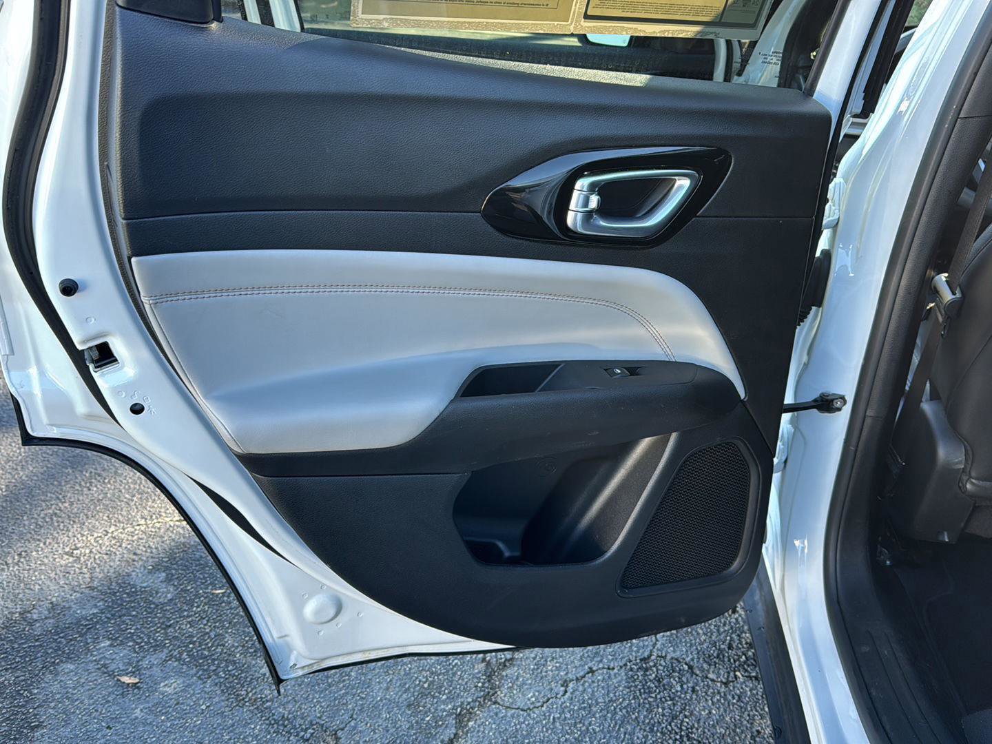 Used 2025 Jeep Compass Limited image 15