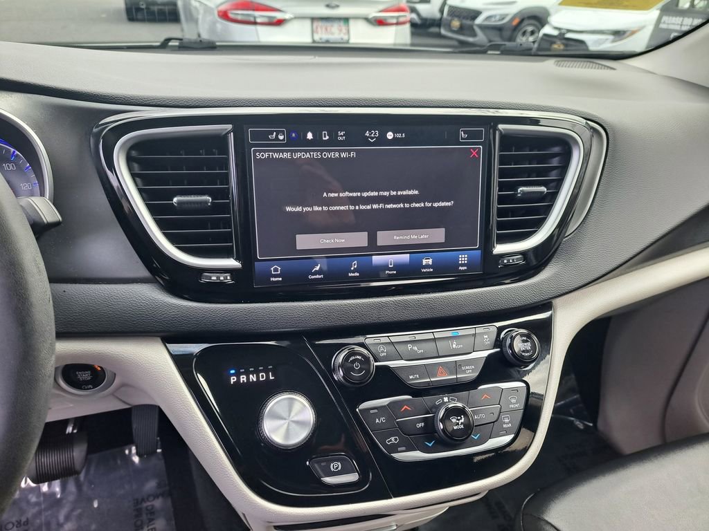 Used 2024 Chrysler Pacifica Touring-L image 34