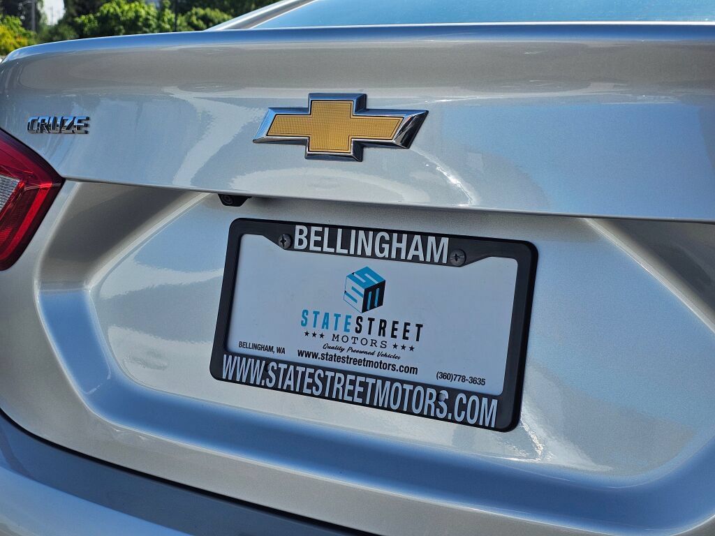 Used 2017 Chevrolet Cruze LT FWD image 13